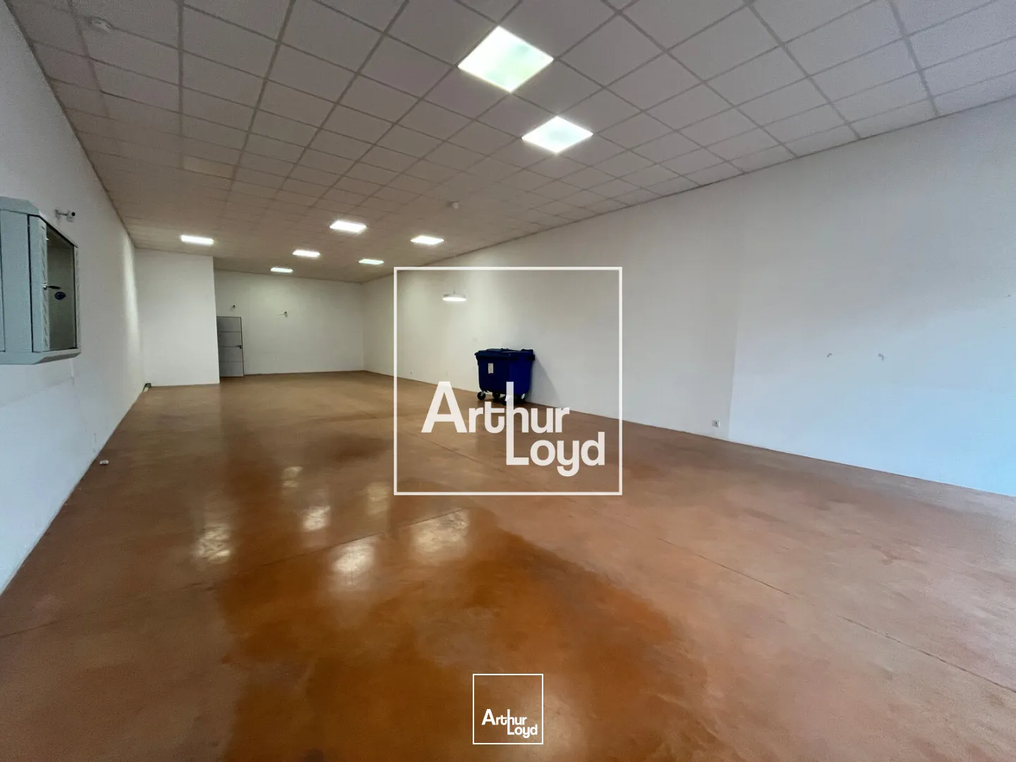 Local d'activités avec bureaux et entrepôt à vendre à Vauvert - Accessibilité optimale pour activité logistique et tertiaire