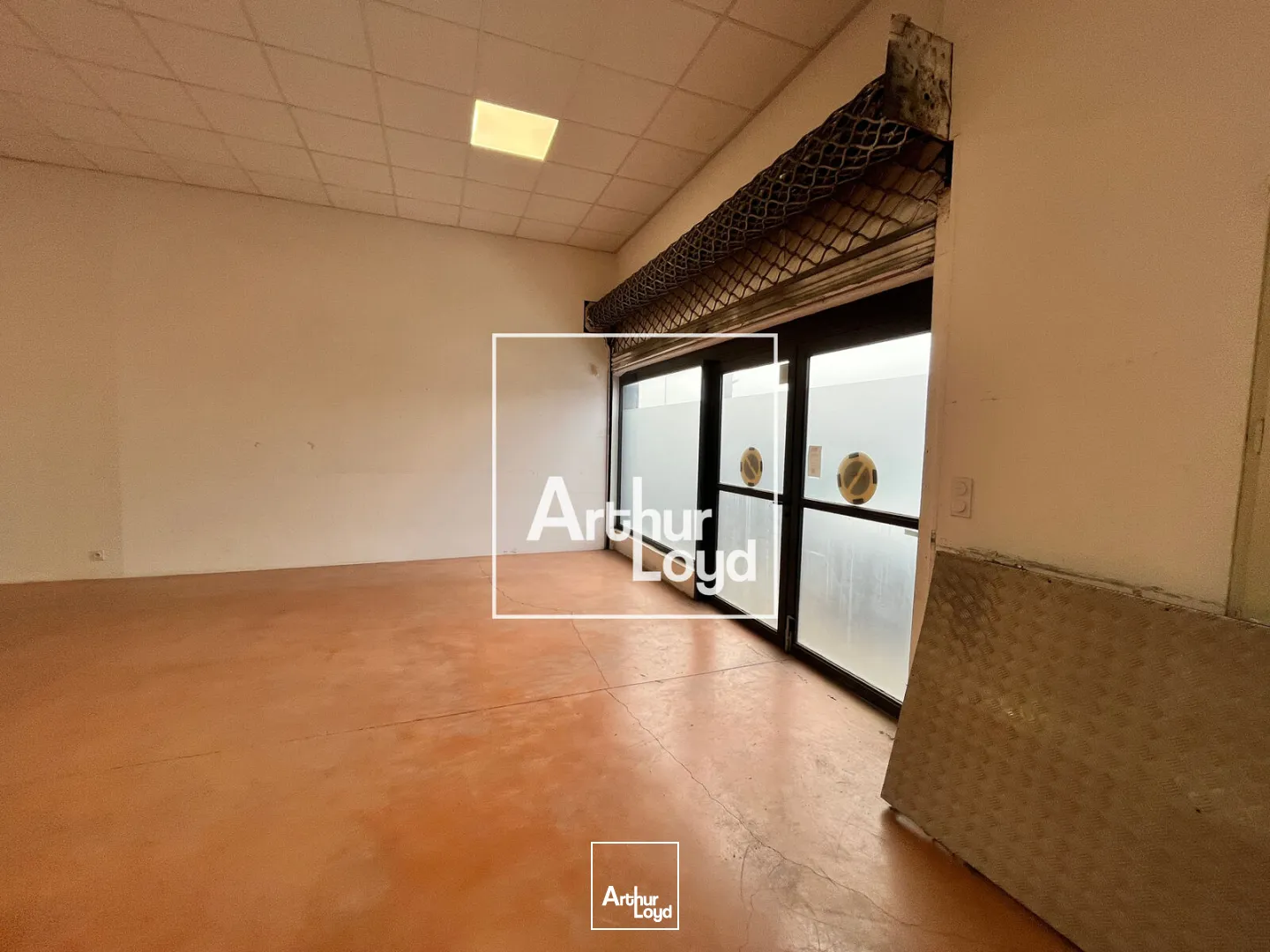 Local d'activités avec bureaux et entrepôt à vendre à Vauvert - Accessibilité optimale pour activité logistique et tertiaire