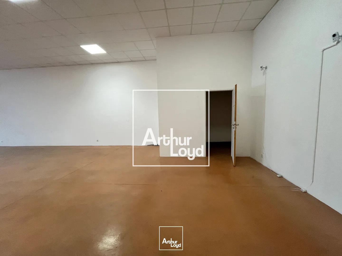 Local d'activités avec bureaux et entrepôt à vendre à Vauvert - Accessibilité optimale pour activité logistique et tertiaire