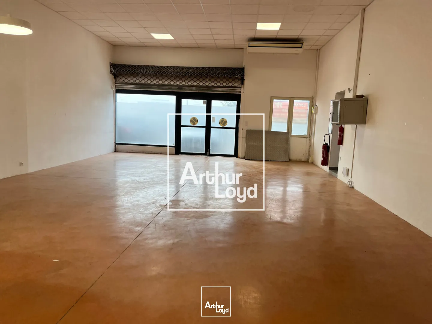 Local d'activités avec bureaux et entrepôt à vendre à Vauvert - Accessibilité optimale pour activité logistique et tertiaire
