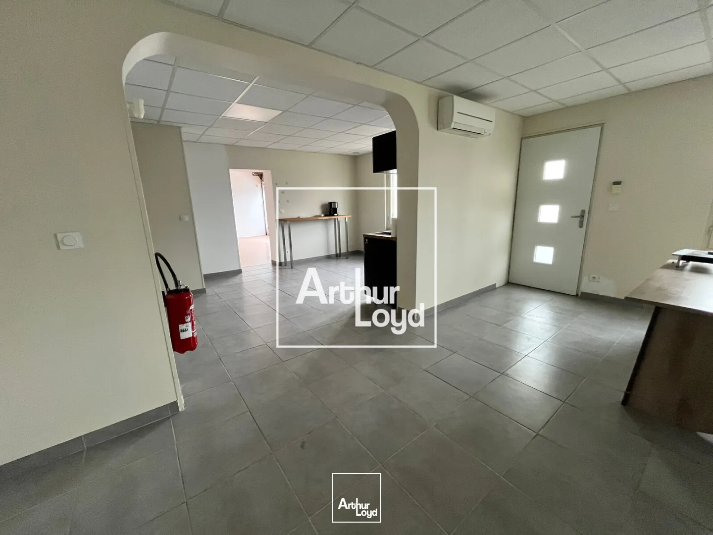 Local d'activités avec bureaux et entrepôt à vendre à Vauvert - Accessibilité optimale pour activité logistique et tertiaire