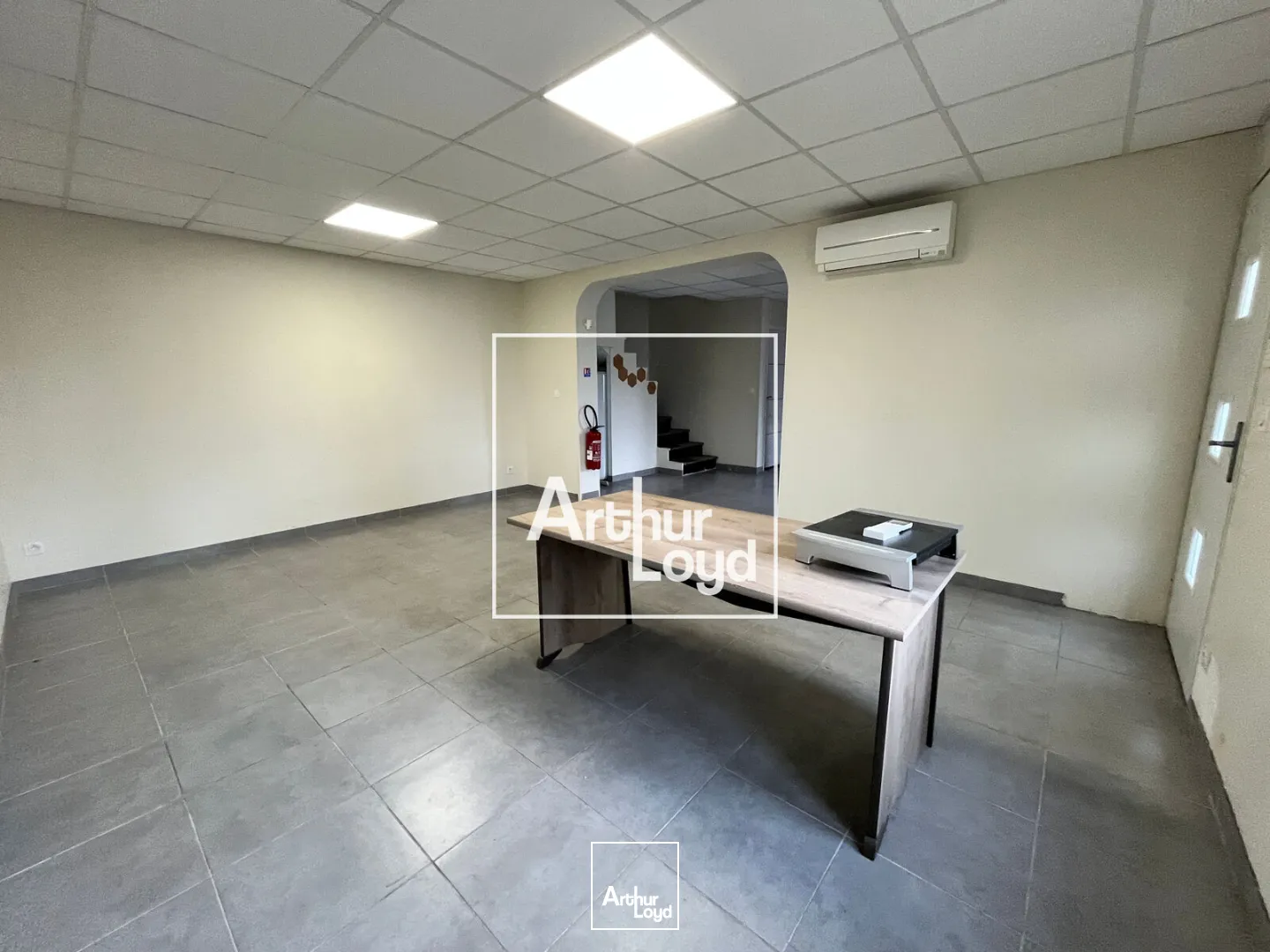 Local d'activités avec bureaux et entrepôt à vendre à Vauvert - Accessibilité optimale pour activité logistique et tertiaire