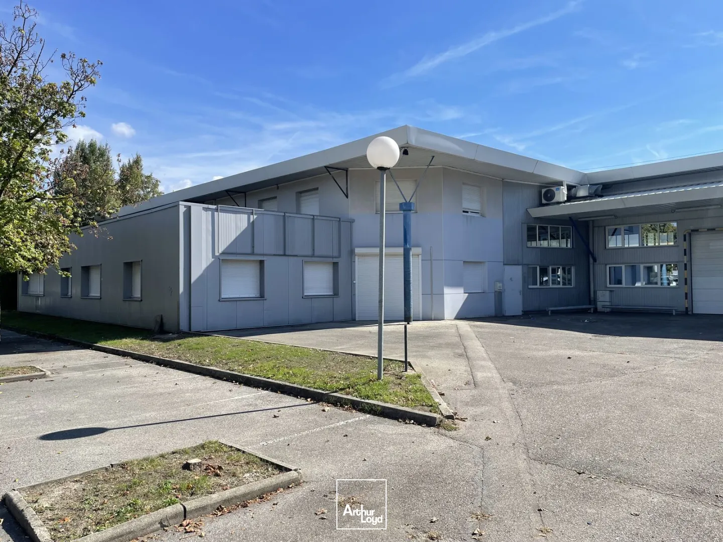 bâtiment d'activité 2411 m² environ - central, visible, fonctionnel.