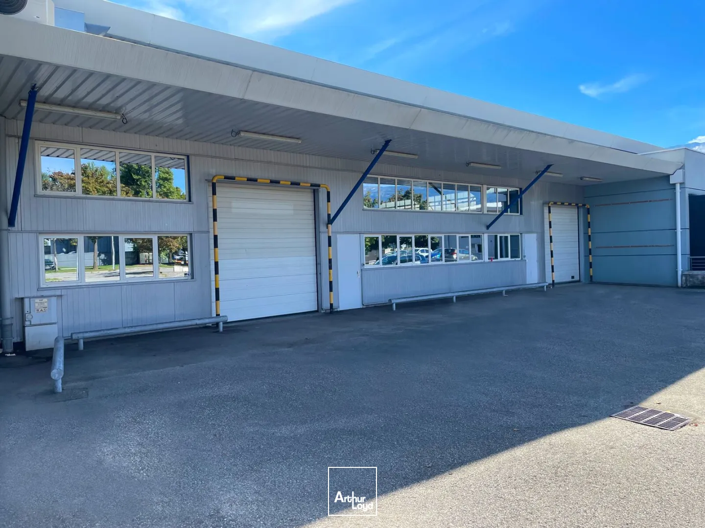 bâtiment d'activité 2411 m² environ - central, visible, fonctionnel.