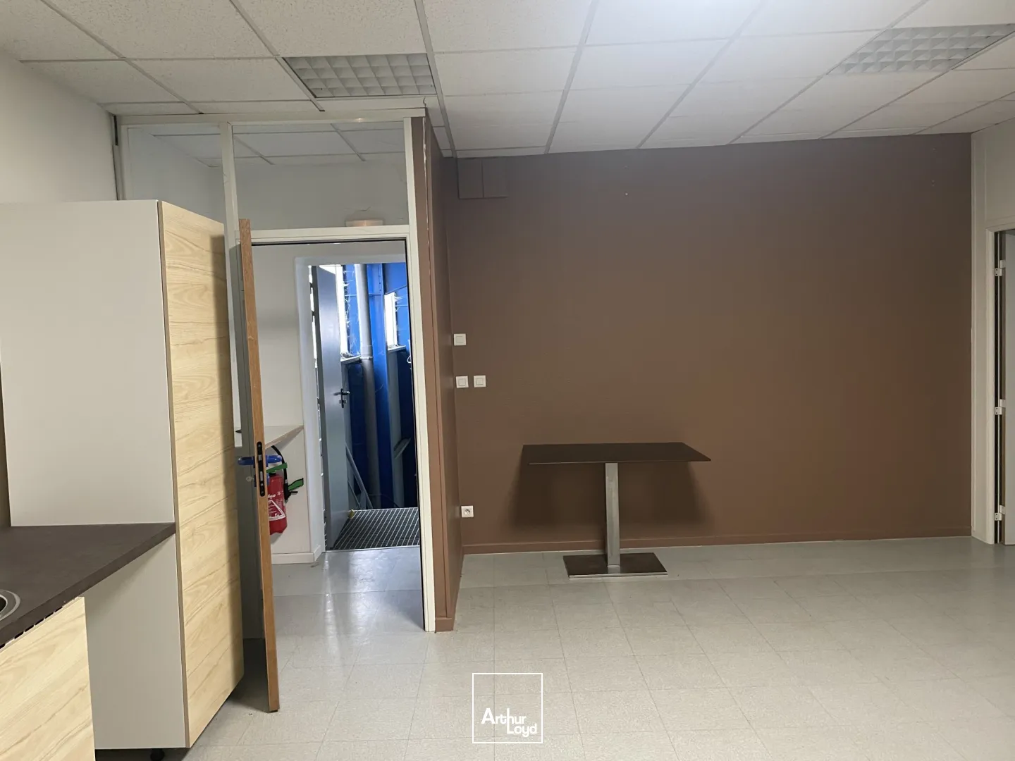 bâtiment d'activité 2411 m² environ - central, visible, fonctionnel.