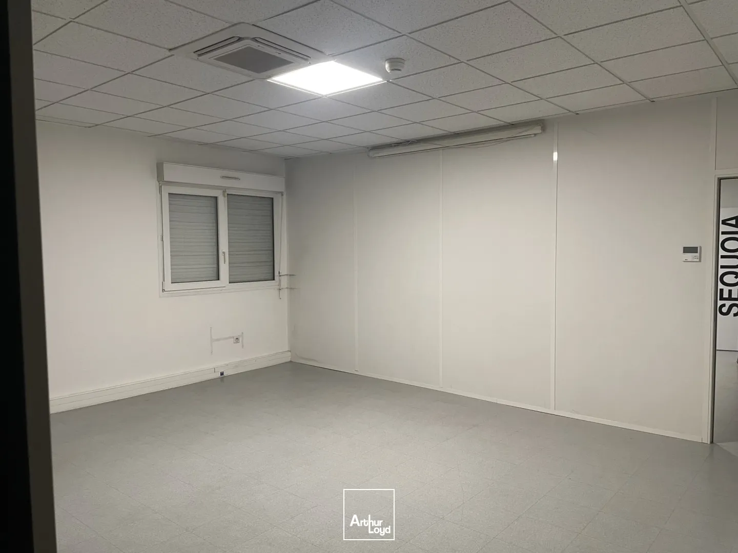 bâtiment d'activité 2411 m² environ - central, visible, fonctionnel.