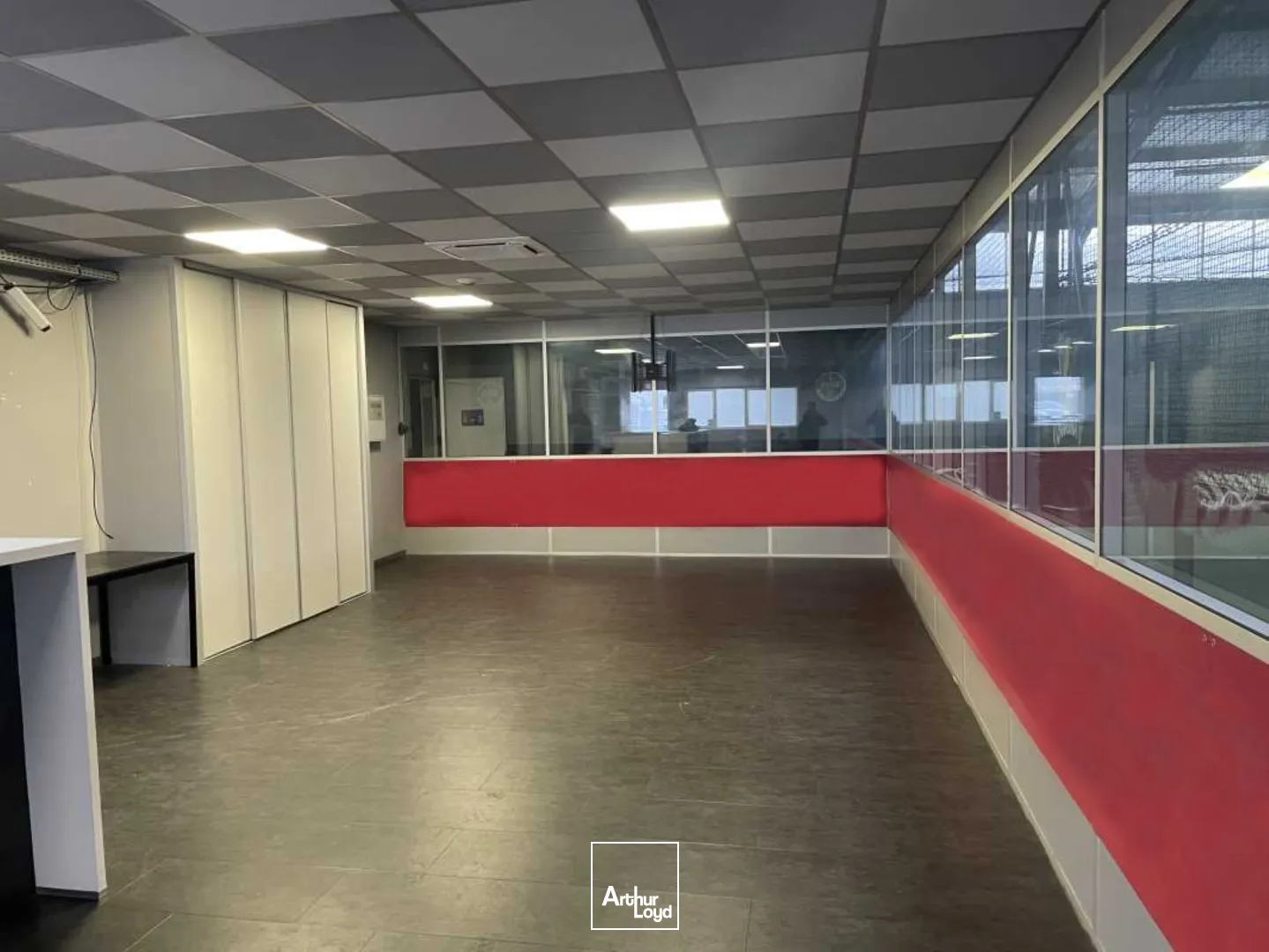 bâtiment d'activité 2411 m² environ - central, visible, fonctionnel.