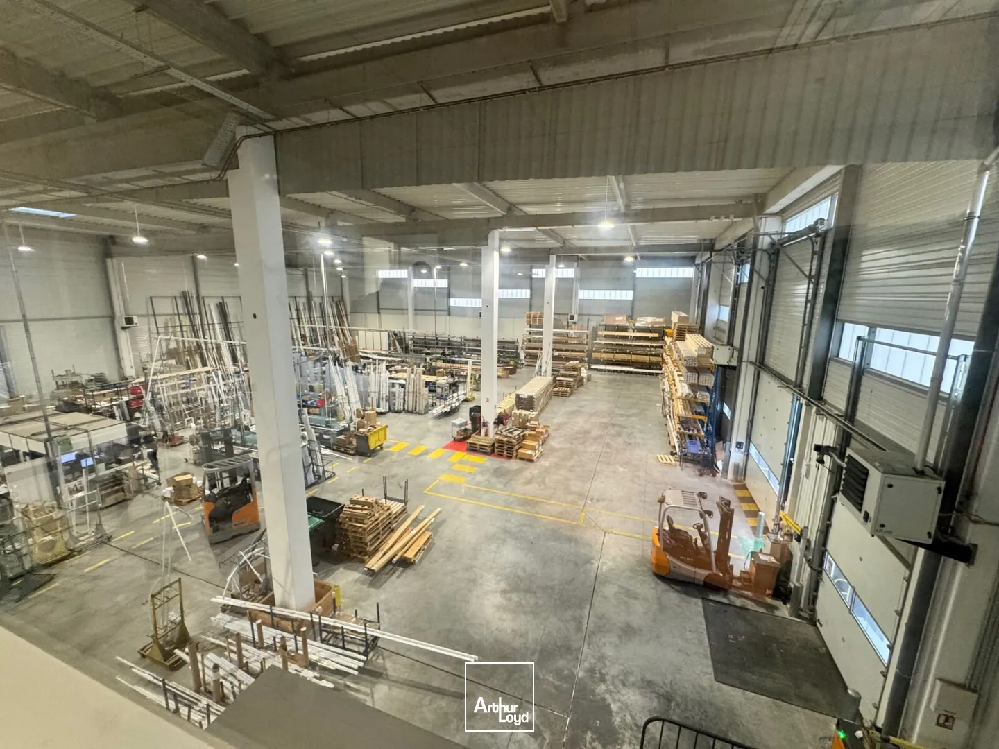 Bâtiment indépendant activité/bureaux très récent de 2887 m² - NEUVILLE SUR OISE