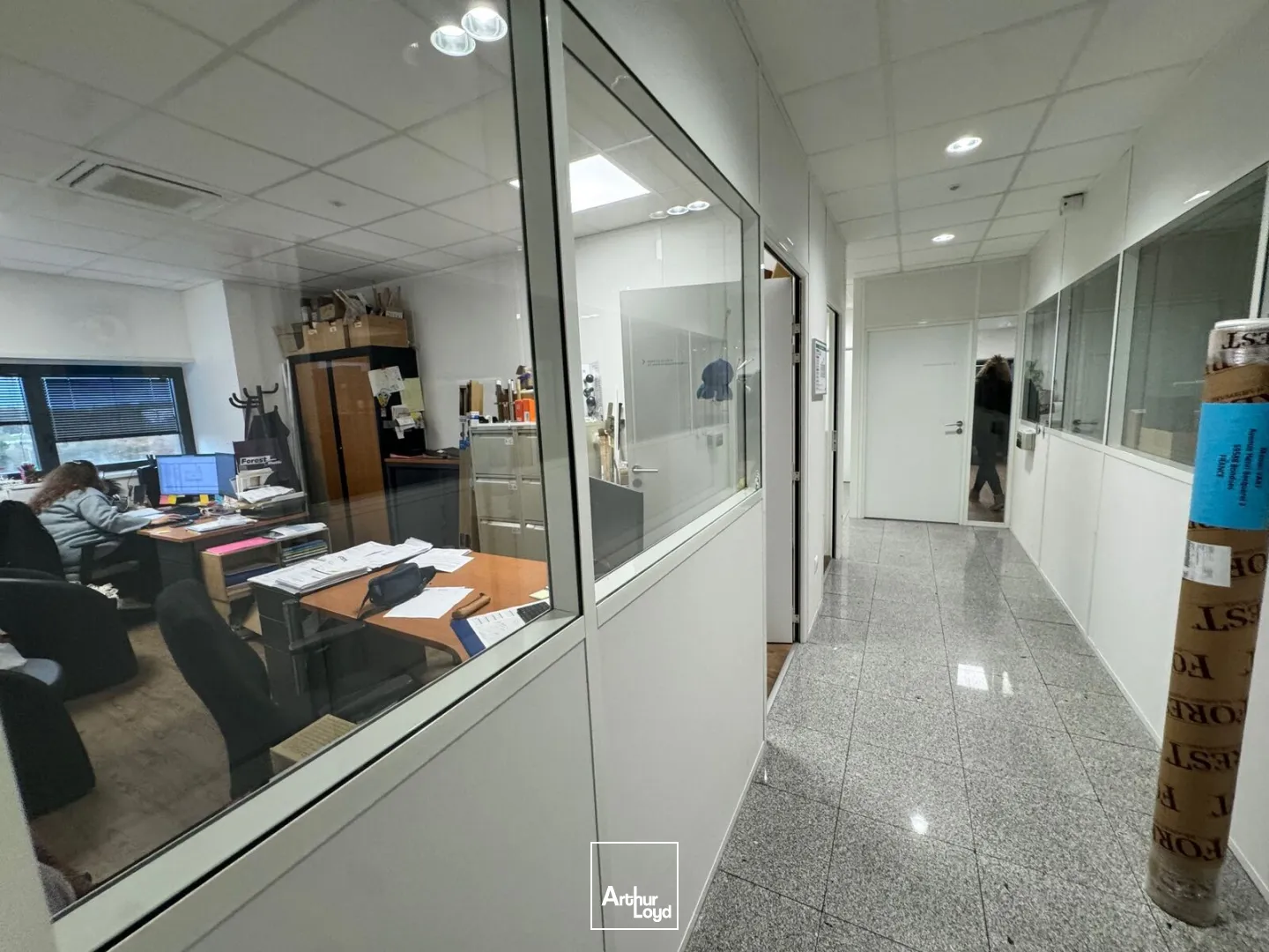 Bâtiment indépendant activité/bureaux très récent de 2887 m² - NEUVILLE SUR OISE