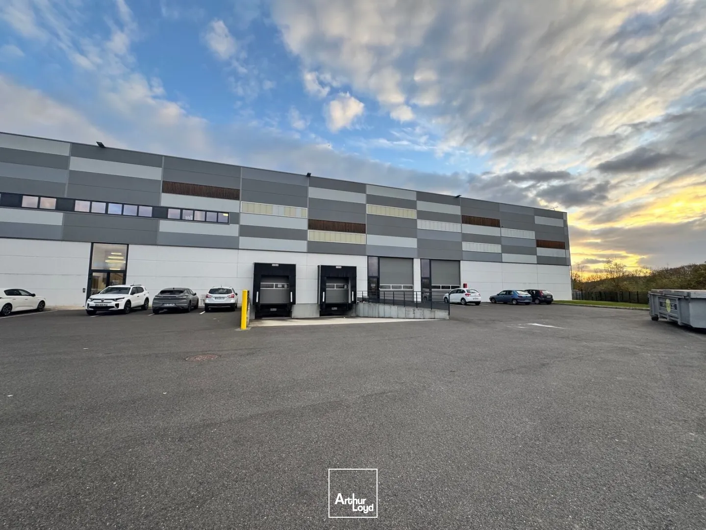 Bâtiment indépendant activité/bureaux très récent de 2887 m² - NEUVILLE SUR OISE