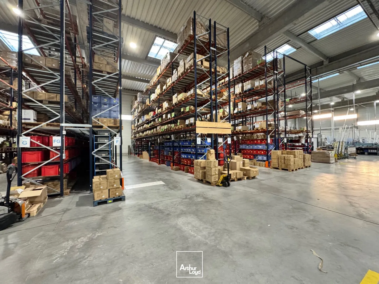 Bâtiment indépendant activité/bureaux très récent de 2887 m² - NEUVILLE SUR OISE