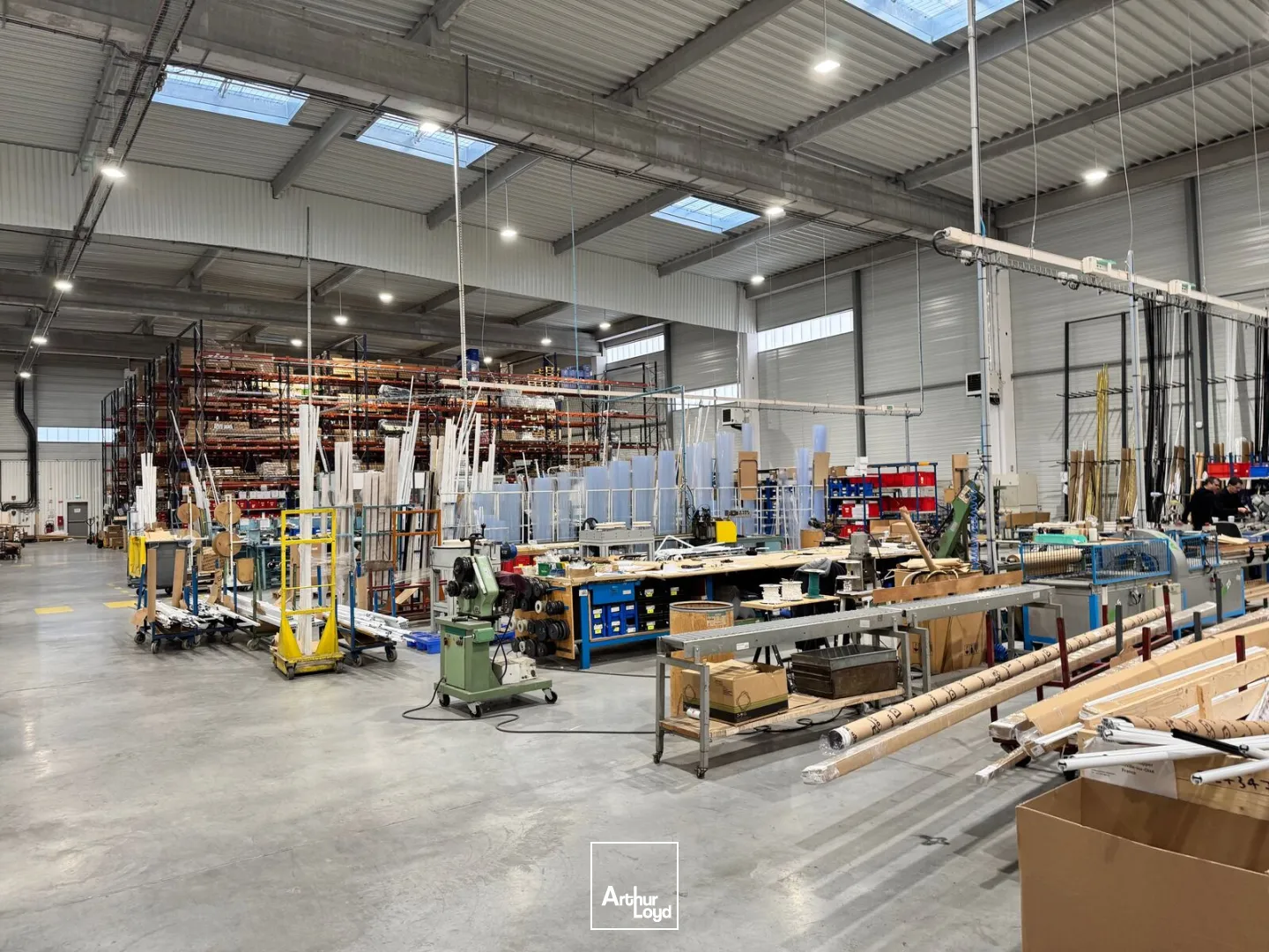 Bâtiment indépendant activité/bureaux très récent de 2887 m² - NEUVILLE SUR OISE