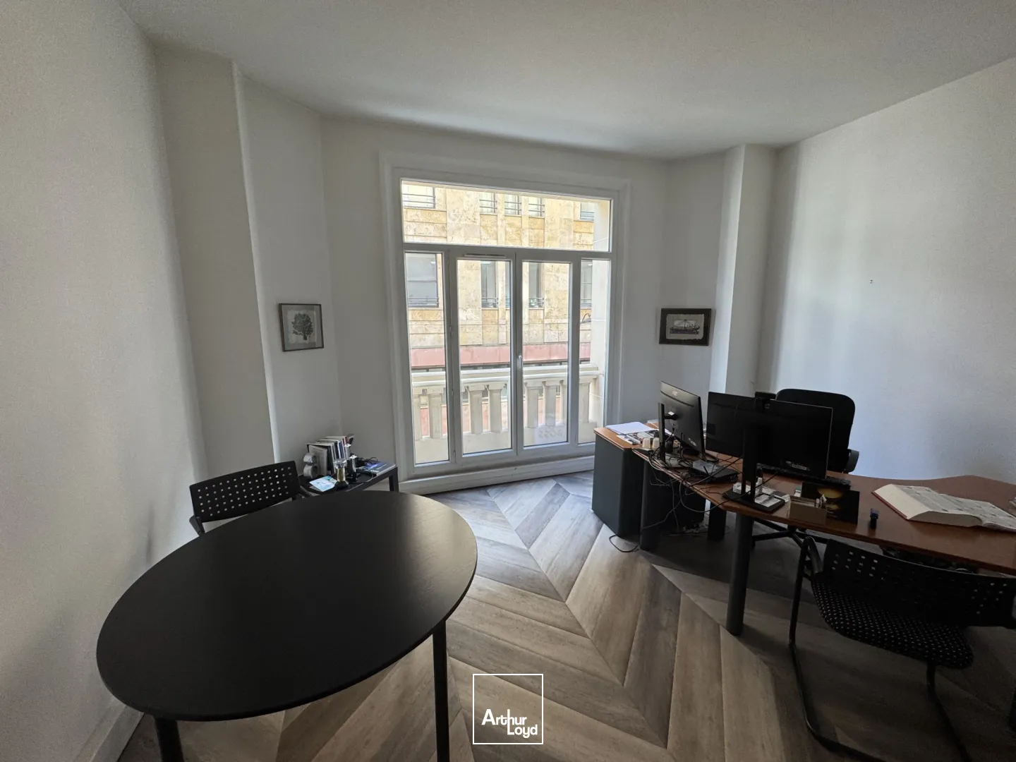 Bureaux rénovés et climatisés à louer - Adresse premium Paris 8, configuration haut standing et accessibilité optimale