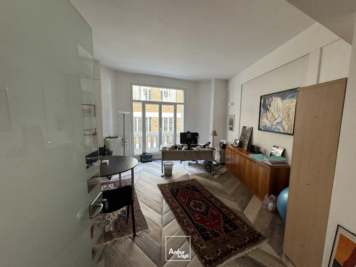 Bureaux rénovés et climatisés à louer - Adresse premium Paris 8, configuration haut standing et accessibilité optimale