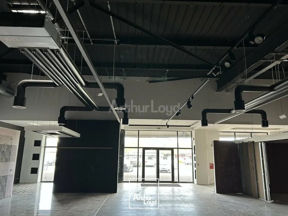 LOCAL COMMERCIAL à LOUER de 731 m²