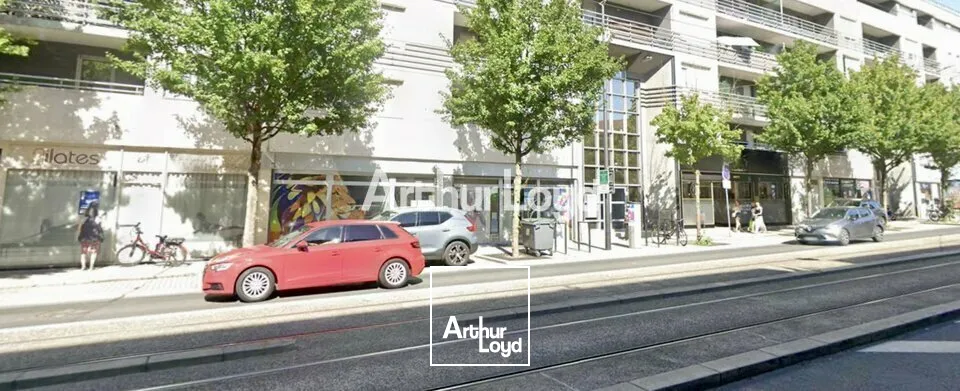 Cellule commerciale de 151m2 - activité de restauration possible - secteur Nord de Reims 