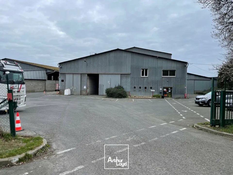 CHANÇAY ENTREPOT A VENDRE 5 500 M² TERRAIN CLOS ET BUREAUX