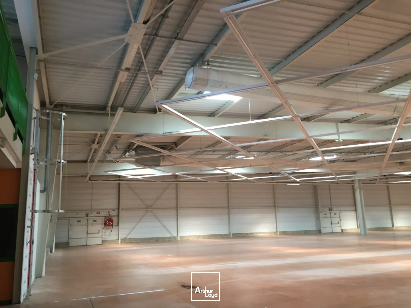 Local commercial d'une surface de 1200 m2 avec un bâti sous auvent de 550 m2, situé à proximité de grandes enseignes nationales en zone commerciale à Soissons. Possibilité d'une seul...