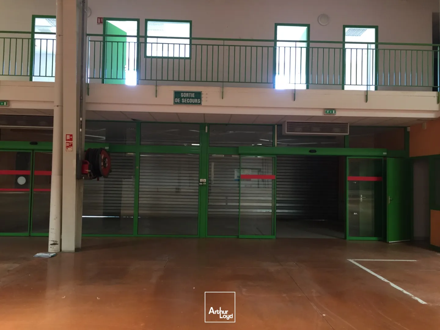 Local commercial d'une surface de 1200 m2 avec un bâti sous auvent de 550 m2, situé à proximité de grandes enseignes nationales en zone commerciale à Soissons. Possibilité d'une seul...