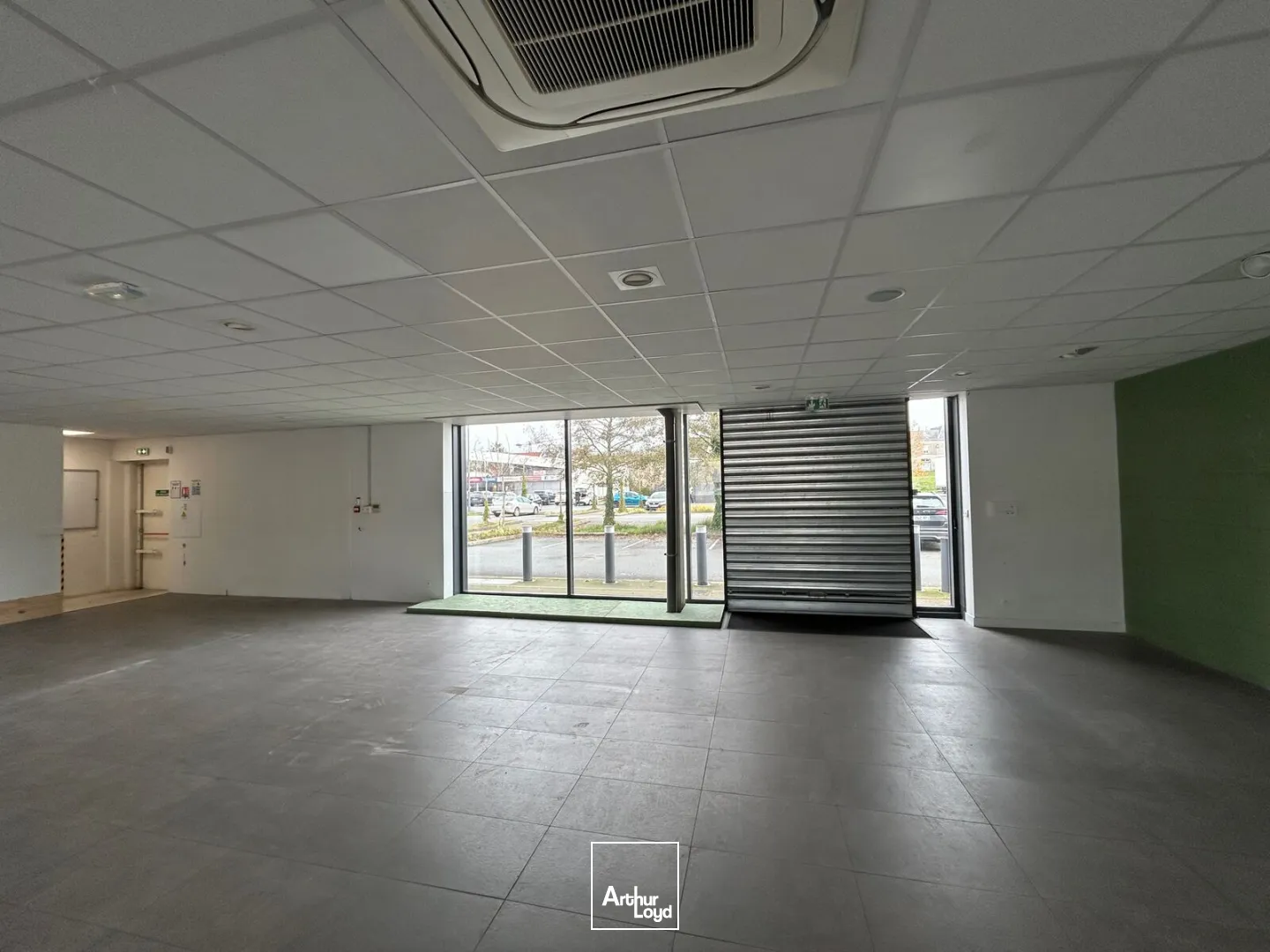 A LOUER - LOCAL COMMERCIAL - 231 M2 - SAINT-QUENTIN