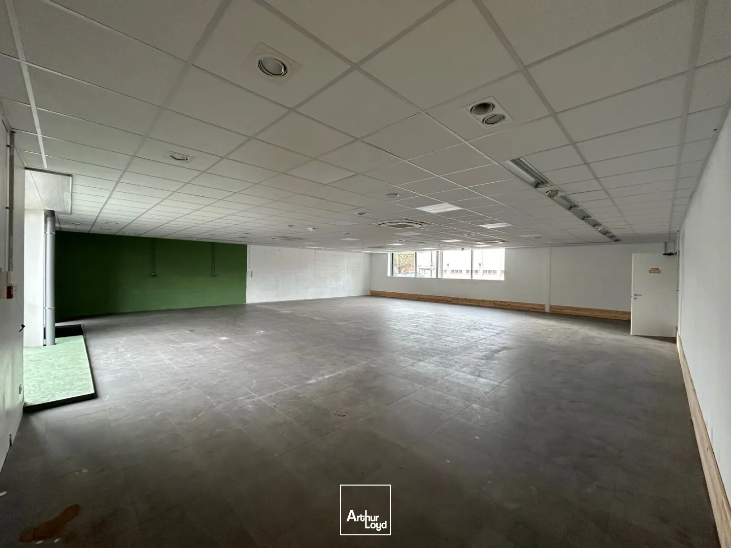 A LOUER - LOCAL COMMERCIAL - 231 M2 - SAINT-QUENTIN