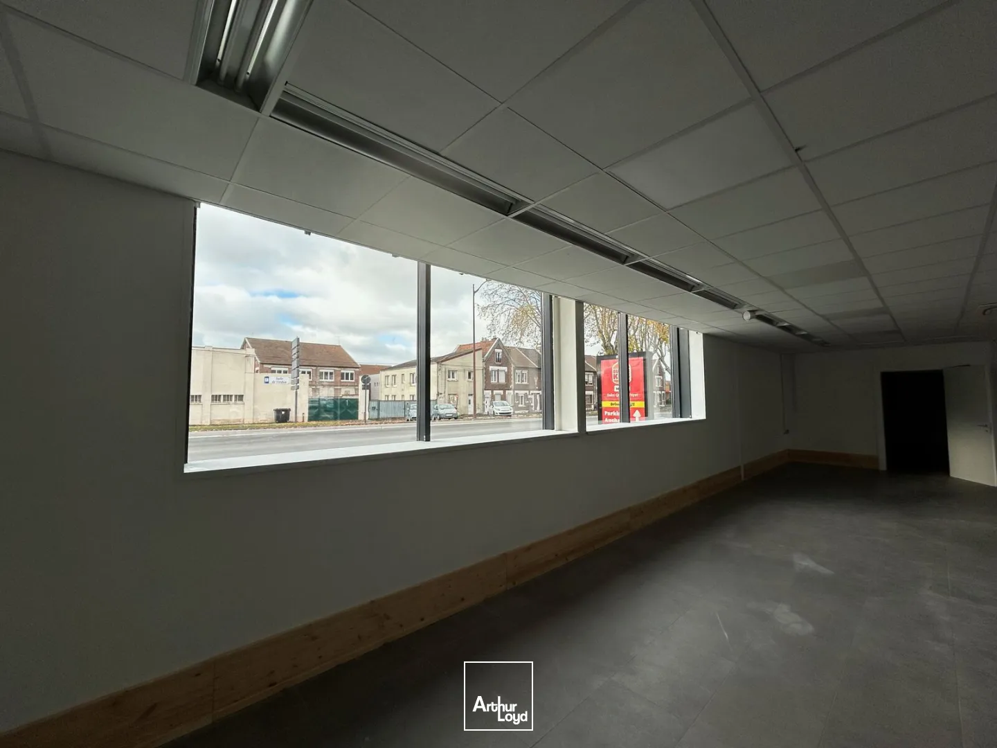 A LOUER - LOCAL COMMERCIAL - 231 M2 - SAINT-QUENTIN