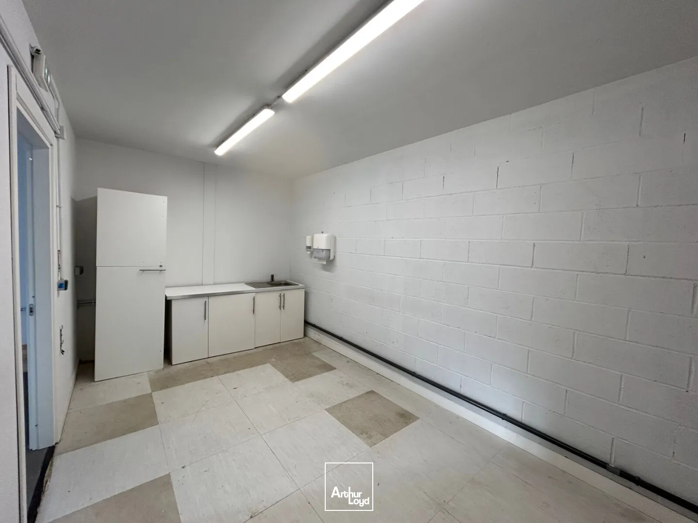 A LOUER - LOCAL COMMERCIAL - 231 M2 - SAINT-QUENTIN