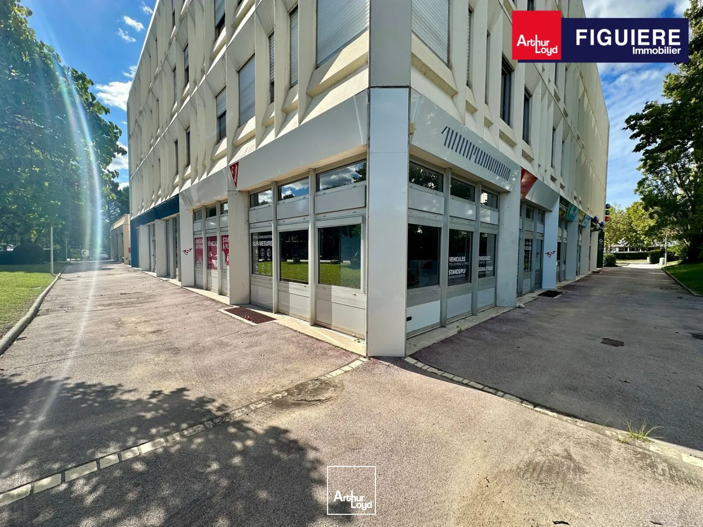 SURFACE EN RDC À LOUER AVEC UNE ENSEIGNE