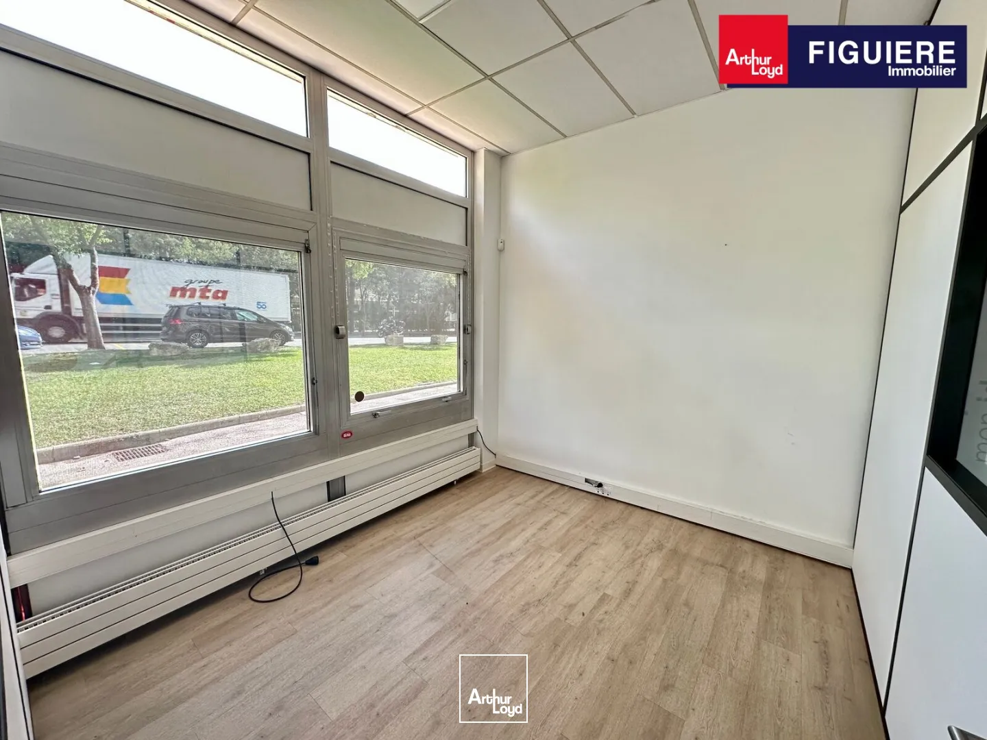 SURFACE EN RDC À LOUER AVEC UNE ENSEIGNE