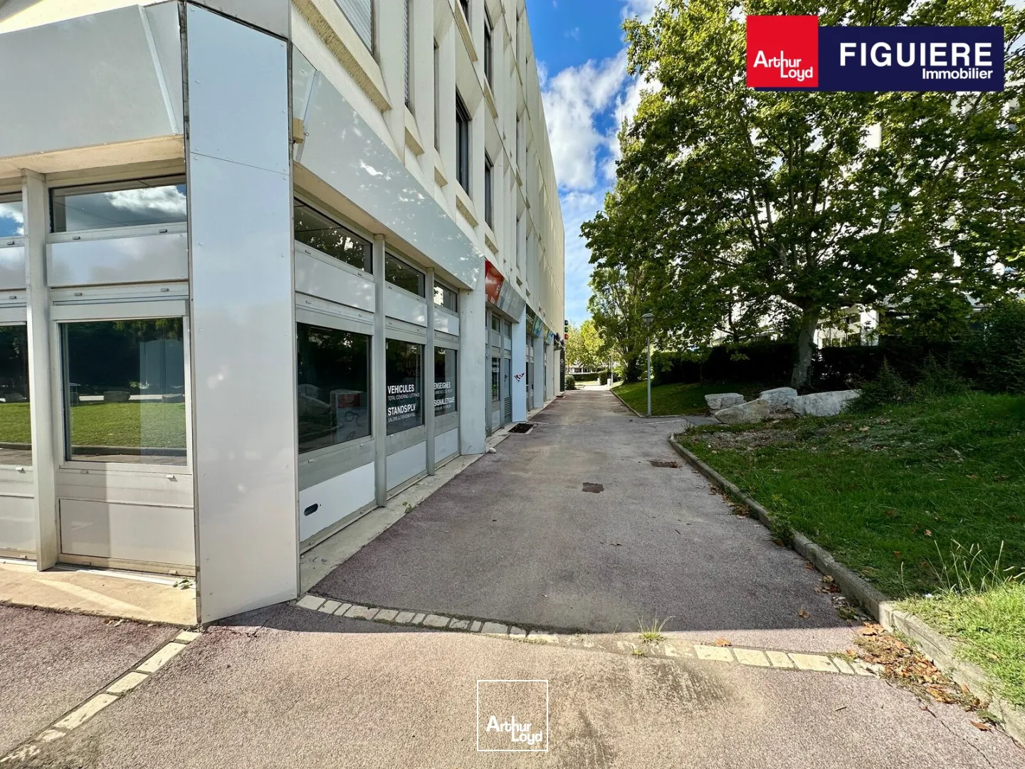 SURFACE EN RDC À LOUER AVEC UNE ENSEIGNE