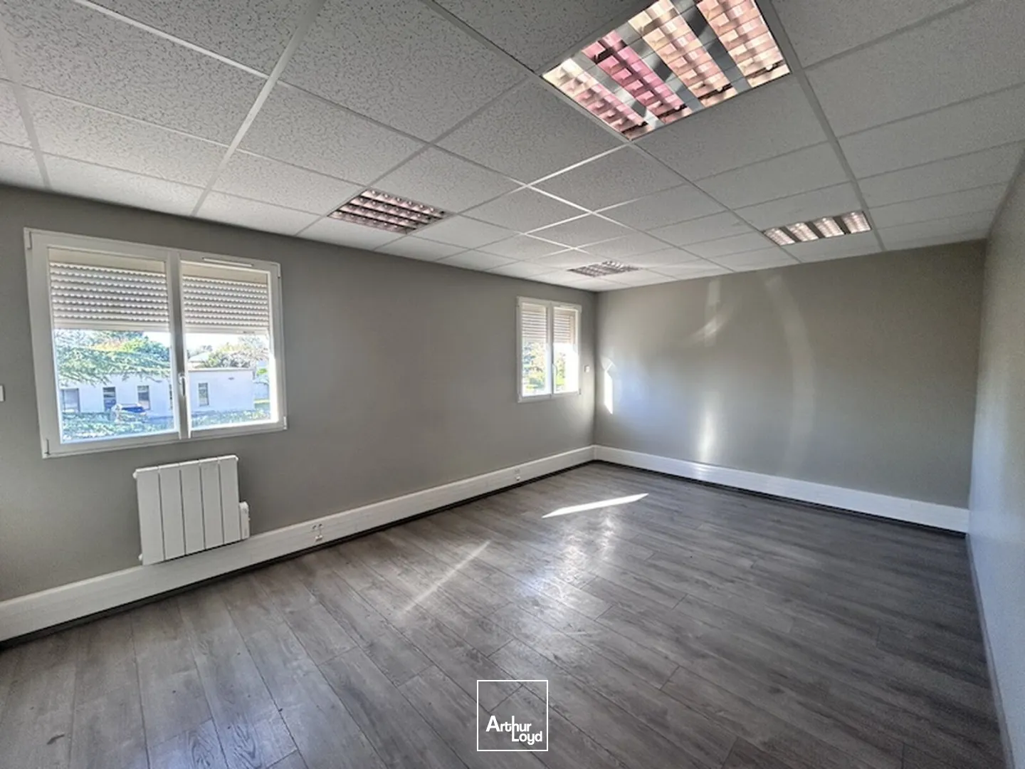 MEZERIAT - LOCATION - ACTIVITE - STOCKAGE - HANGAR