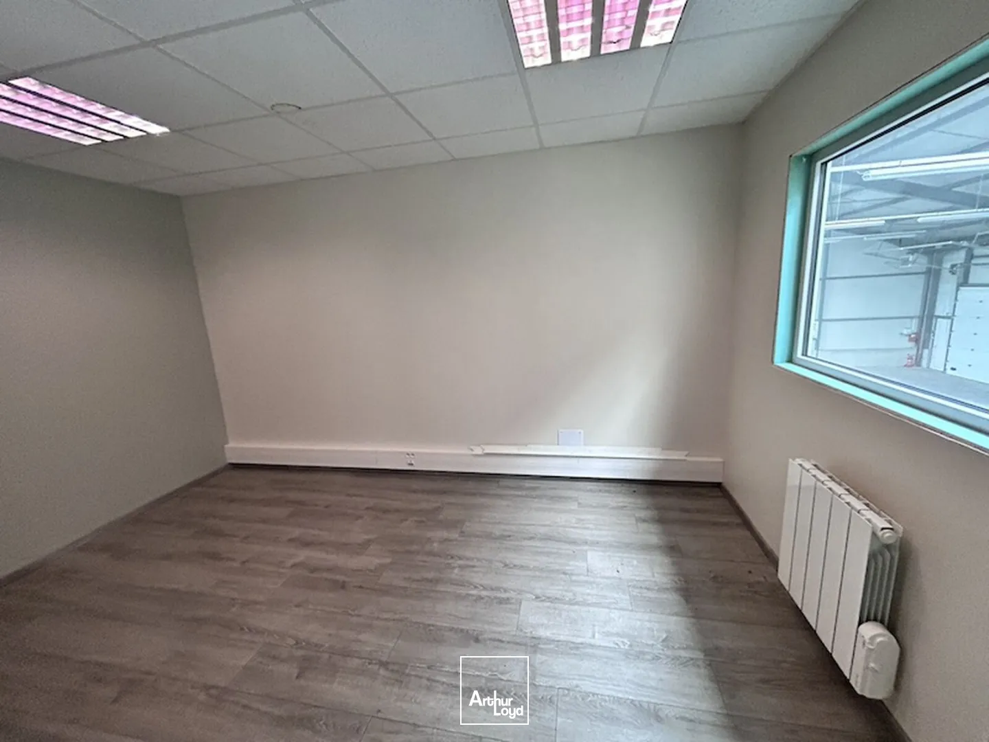 MEZERIAT - LOCATION - ACTIVITE - STOCKAGE - HANGAR