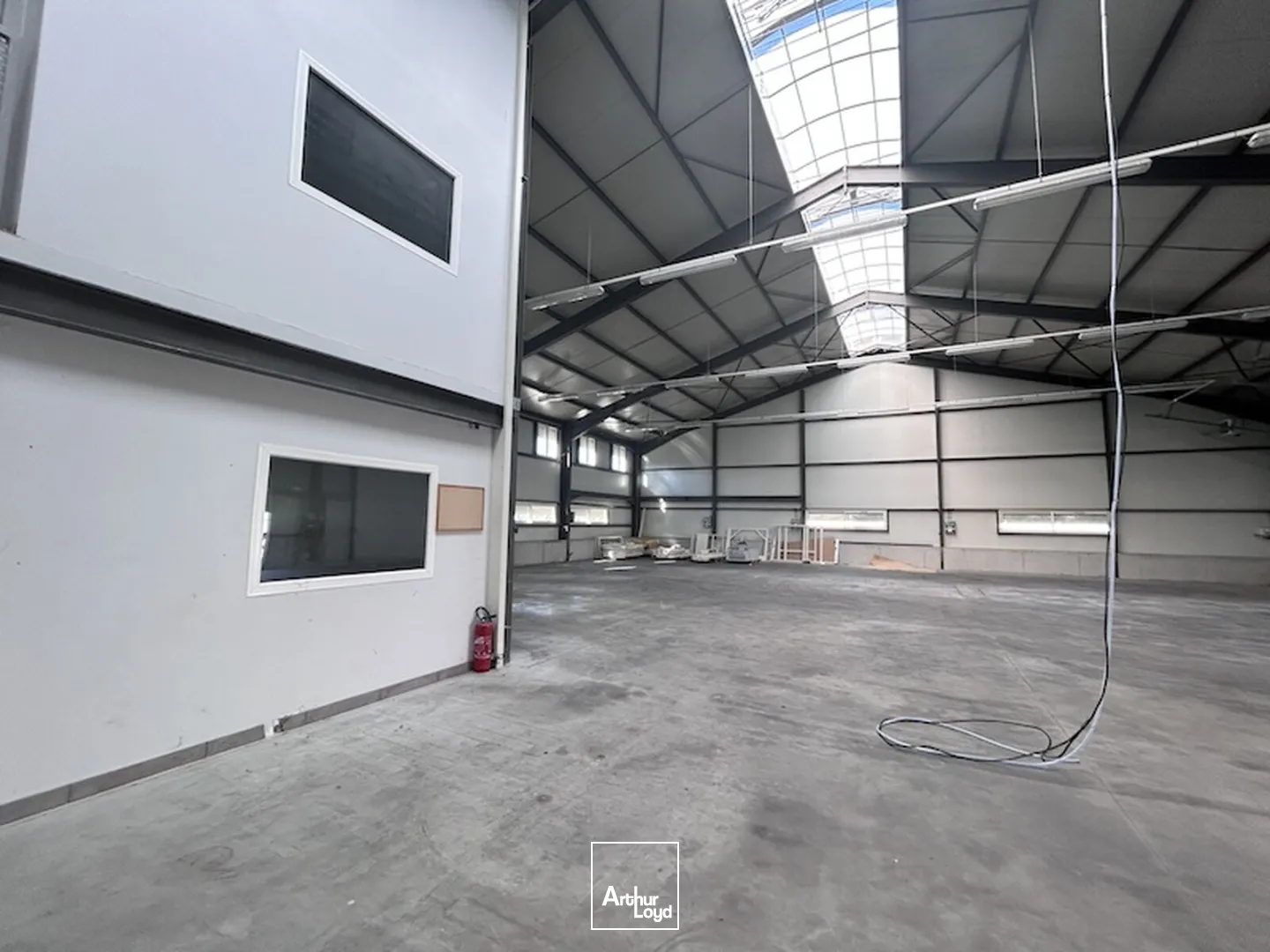 MEZERIAT - LOCATION - ACTIVITE - STOCKAGE - HANGAR