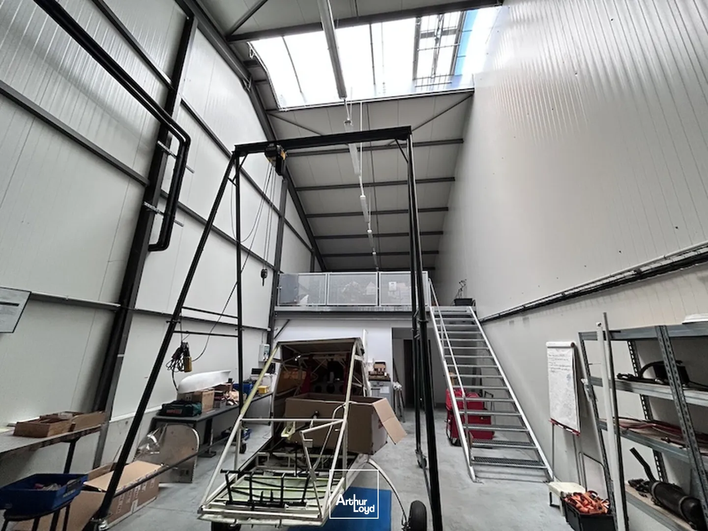 MEZERIAT - LOCATION - ACTIVITE - STOCKAGE - HANGAR