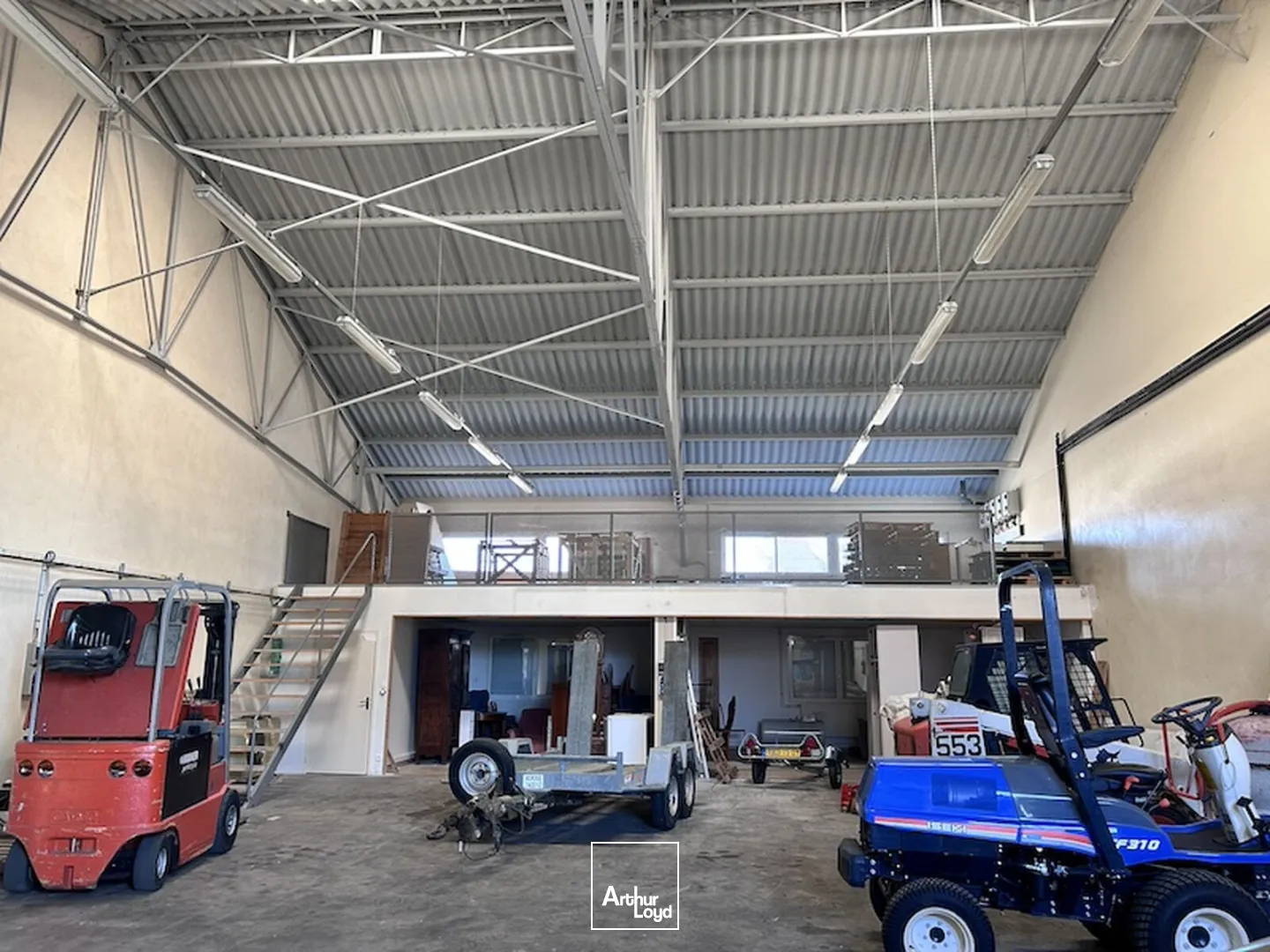 LOCAUX D'ACTIVITE - STOCKAGE - HANGAR