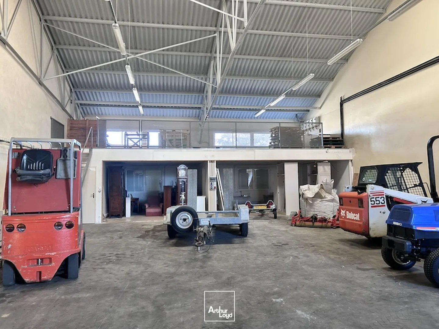 LOCAUX D'ACTIVITE - STOCKAGE - HANGAR