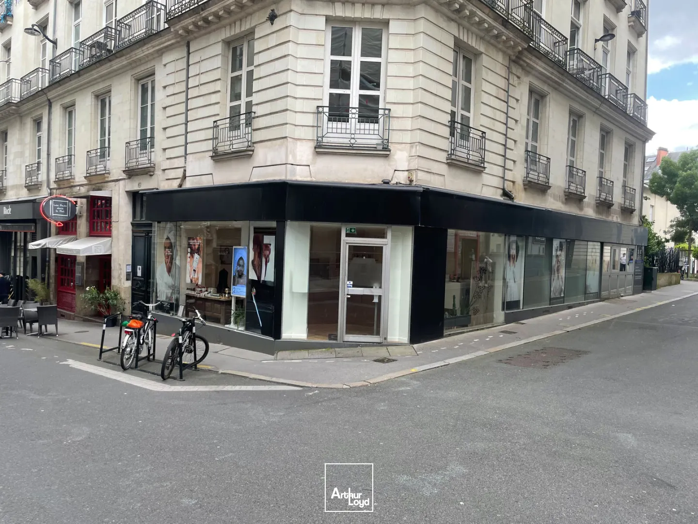 Local commercial à louer avec droit d'entrée Nantes centre ville avec une belle vitrine d'environ 95 m2