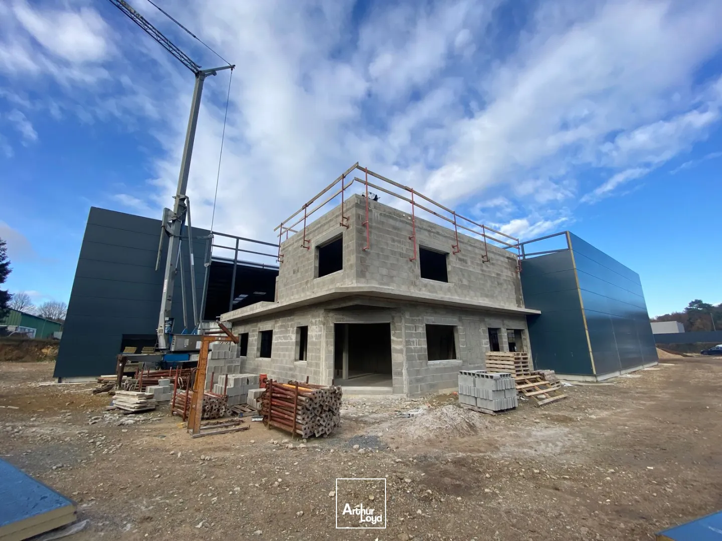 A LOUER - LOCAL D'ACTIVITE NEUF DE 380 M² - EMPLACEMENT STRATEGIQUE