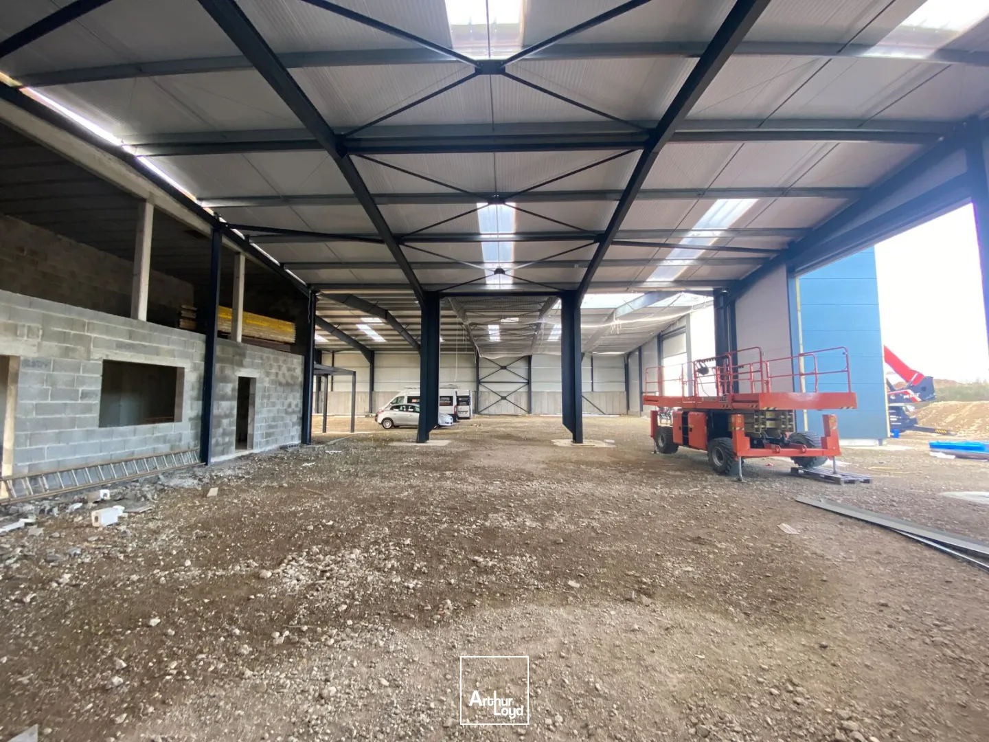 A LOUER - LOCAL D'ACTIVITE NEUF DE 380 M² - EMPLACEMENT STRATEGIQUE