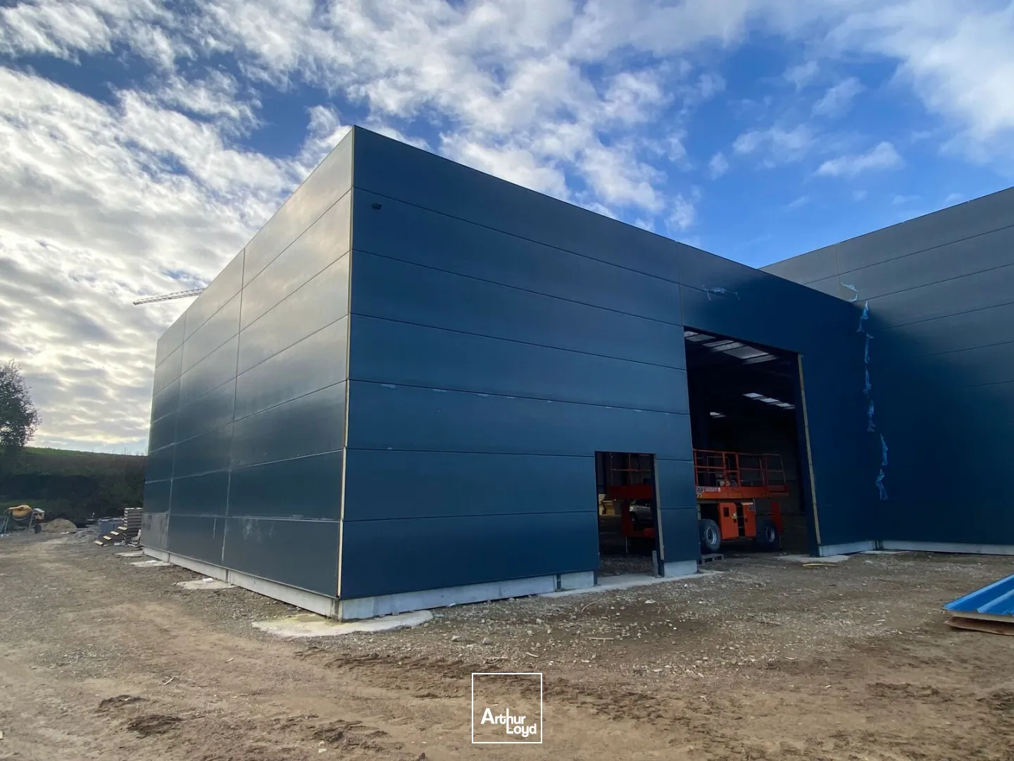 A LOUER - LOCAL D'ACTIVITE NEUF DE 380 M² - EMPLACEMENT STRATEGIQUE