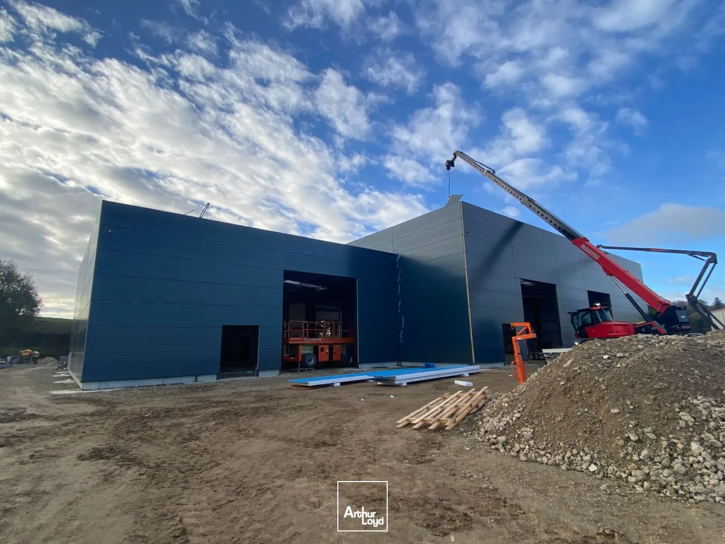 A LOUER - LOCAL D'ACTIVITE NEUF DE 380 M² - EMPLACEMENT STRATEGIQUE