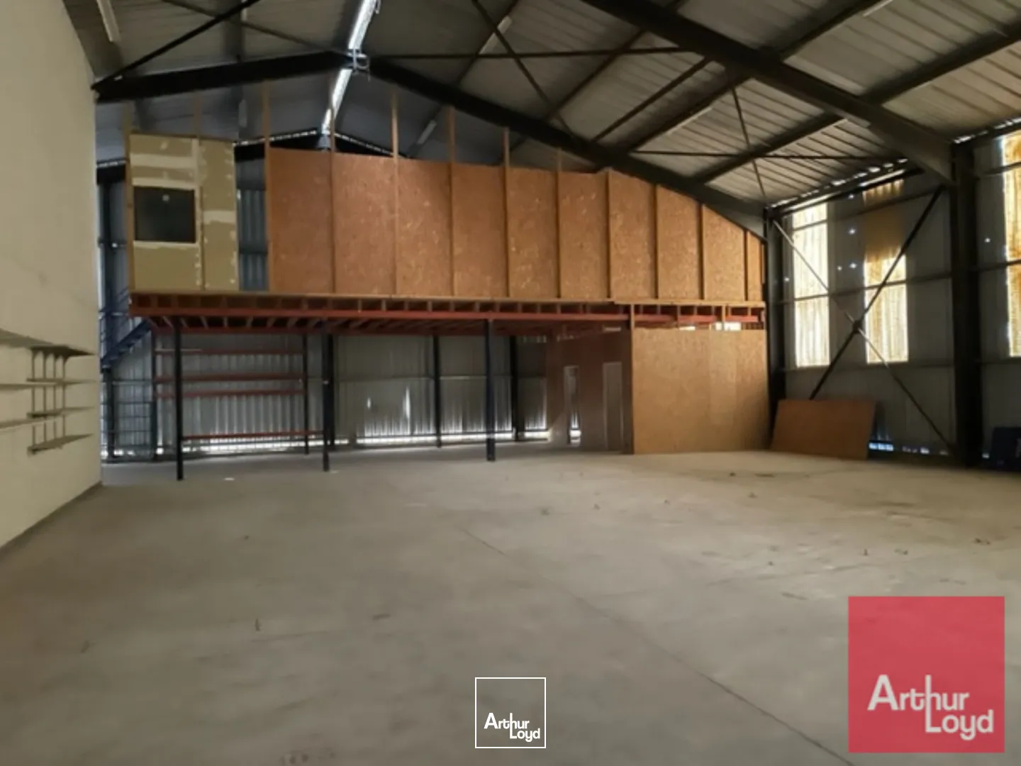 RARE DANS LE SECTEUR. LOCAUX D'ACTIVITES A LOUER