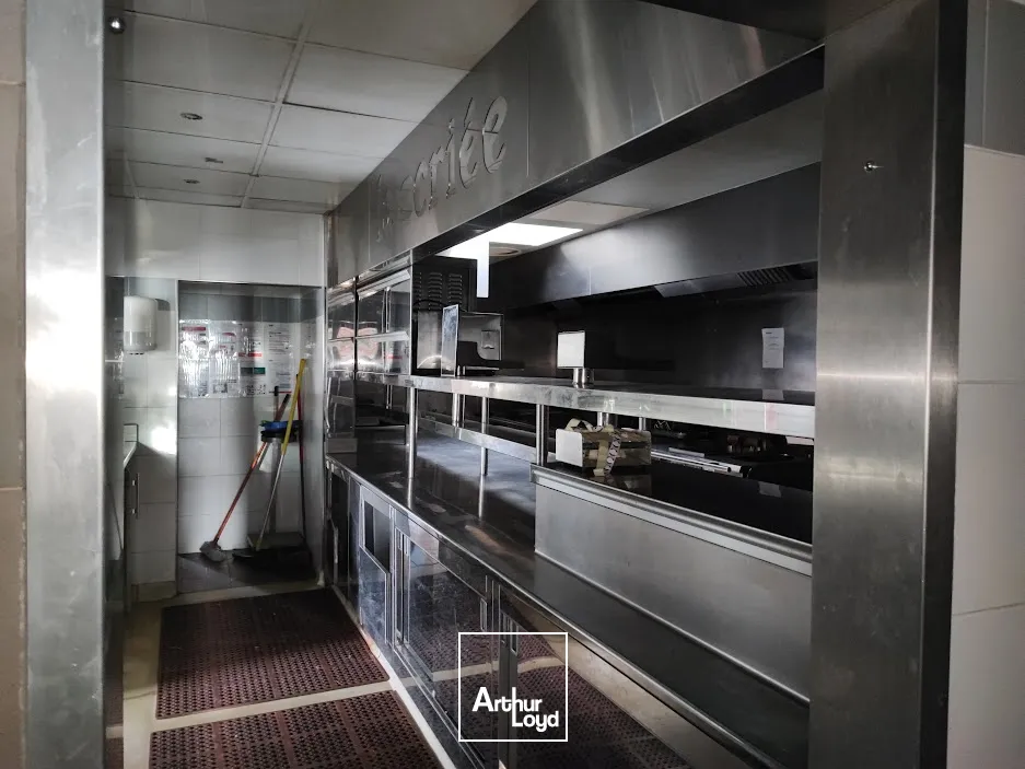 A NE PAS MANQUER !!! A VENDRE - LIMOGES SUD - Local commercial 577 m² - tous commerces + terrain