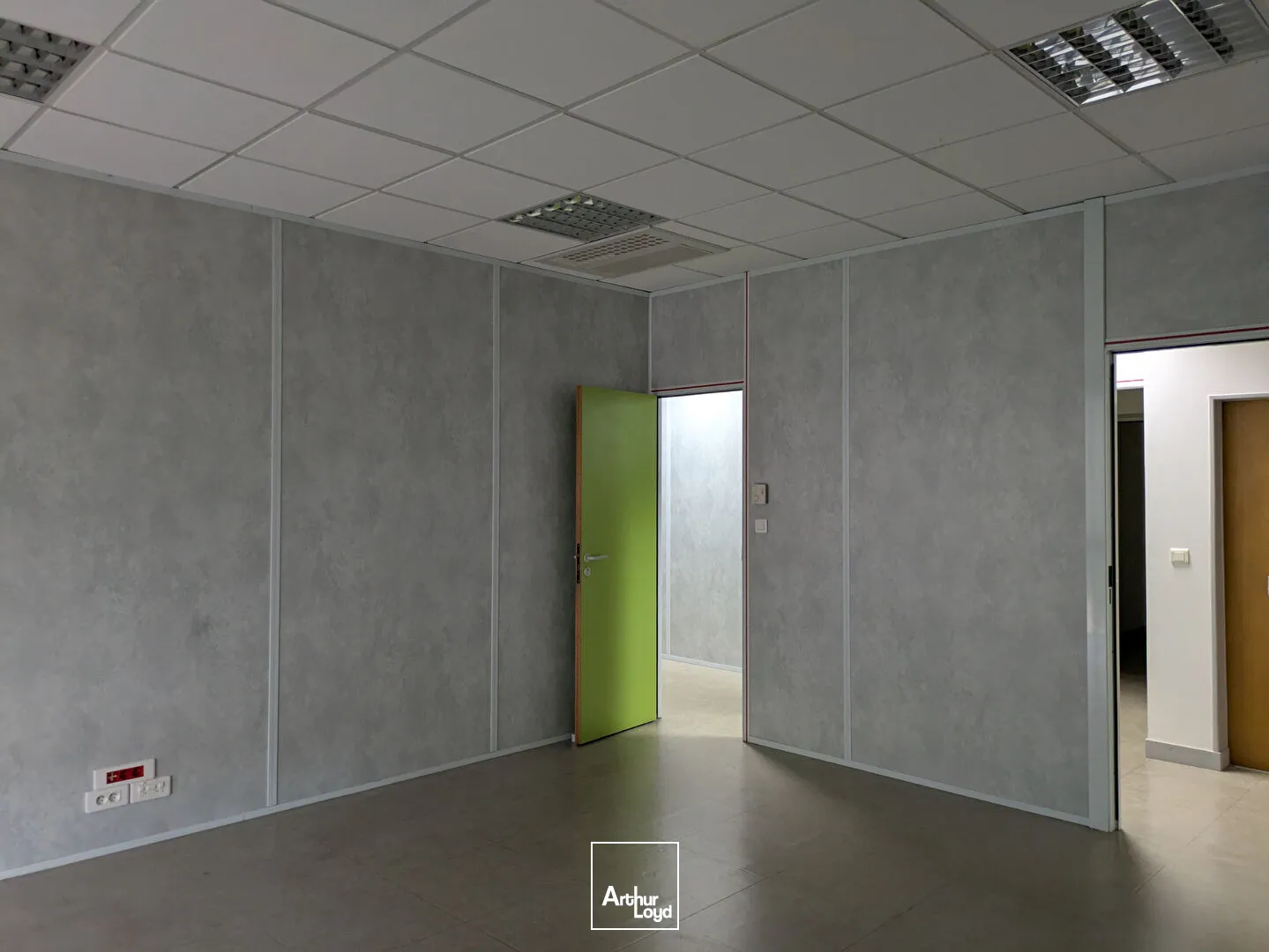 COURS JOURDAN BUREAU 128.28 m² 2 places de parking