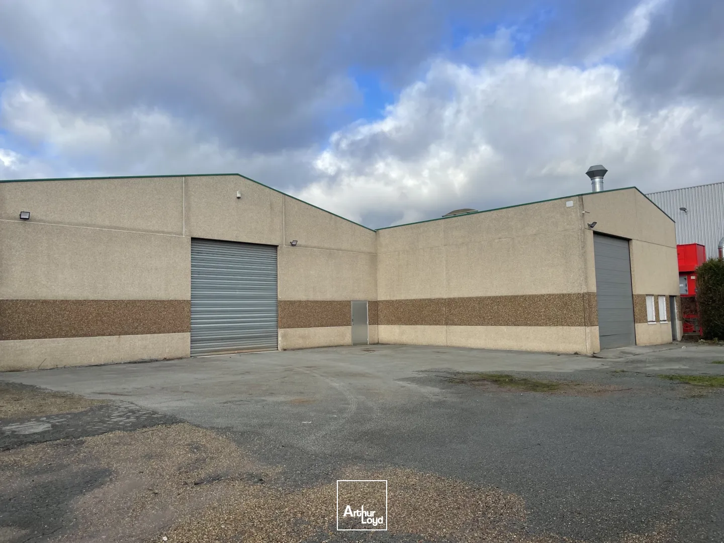 Dans la ZAC du Moulin de Coisne à Salomé, nous vous proposons à la vente un entrepôt de 3000 m2 environ divisé en 2 lots de 1500 m2. Le site est clôturé avec accès par portail.