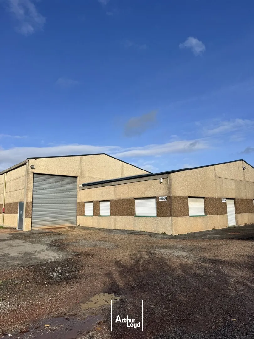 Dans la ZAC du Moulin de Coisne à Salomé, nous vous proposons à la vente un entrepôt de 3000 m2 environ divisé en 2 lots de 1500 m2. Le site est clôturé avec accès par portail.