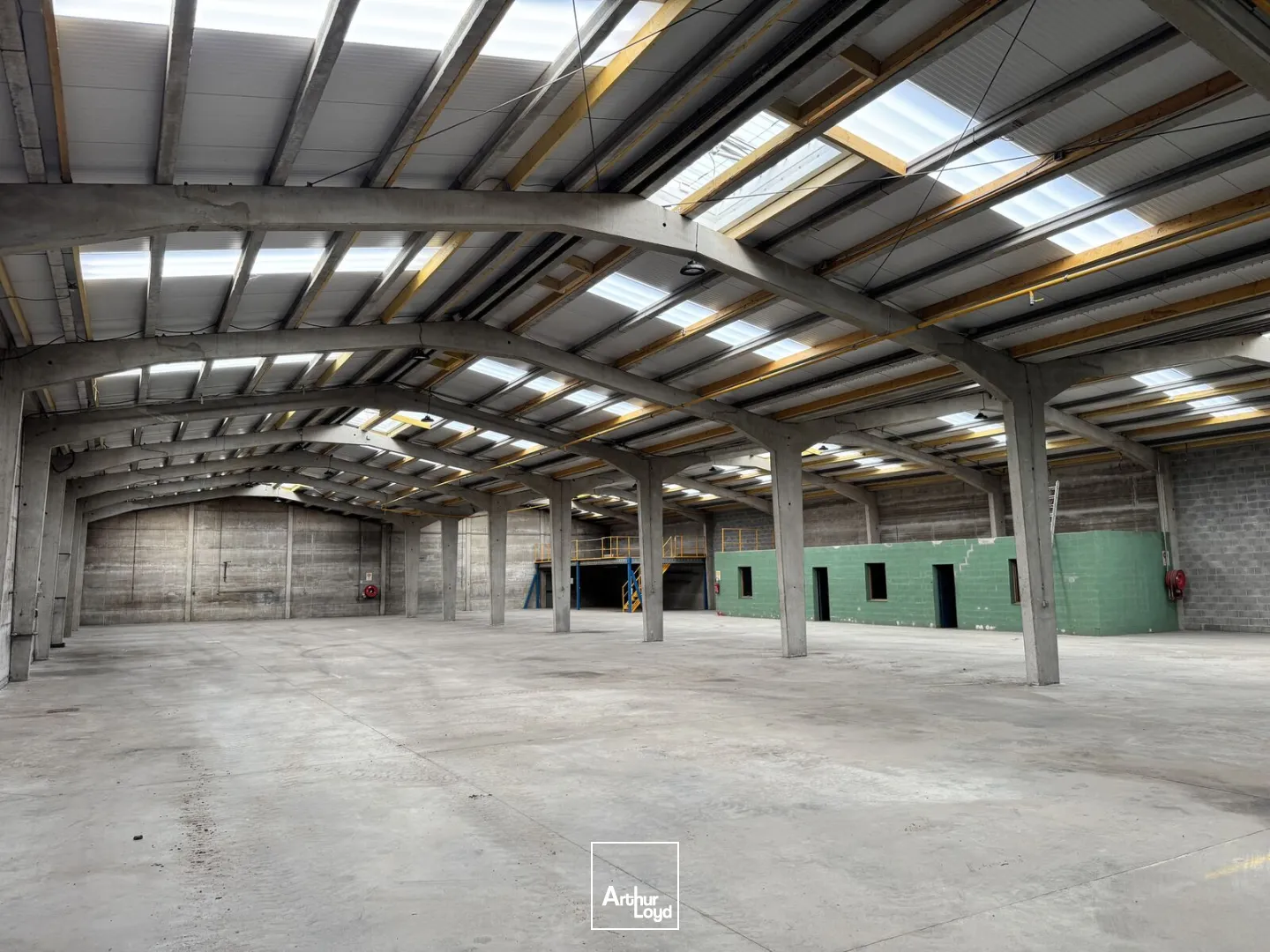 Dans la ZAC du Moulin de Coisne à Salomé, nous vous proposons à la vente un entrepôt de 3000 m2 environ divisé en 2 lots de 1500 m2. Le site est clôturé avec accès par portail.