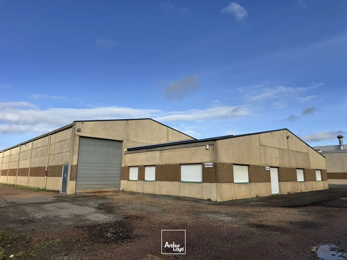 Dans la ZAC du Moulin de Coisne à Salomé, nous vous proposons à la vente un entrepôt de 3000 m2 environ divisé en 2 lots de 1500 m2. Le site est clôturé avec accès par portail.