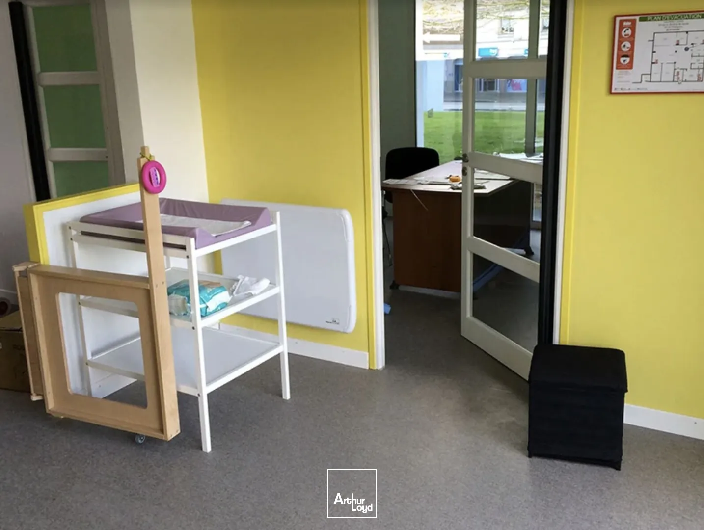 Local commercial à louer à Wattignies - Emplacement stratégique avec parking et belle visibilité.