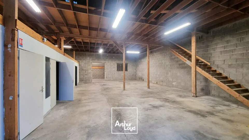 ARC-SUR-TILLE BÂTIMENT D'ACTIVITES INDEPENDANT A LOUER